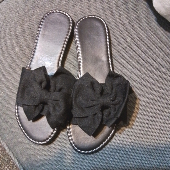 Elegant Black Bow Sandals - Picture 4 of 4
